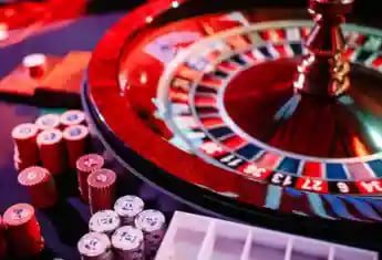 Interface live casino pejuang303 dengan meja blackjack dan roulette
